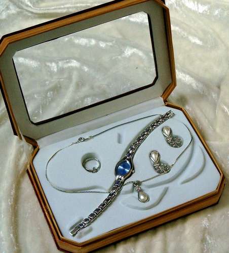 ein edles Schmuckset - Symbolfoto